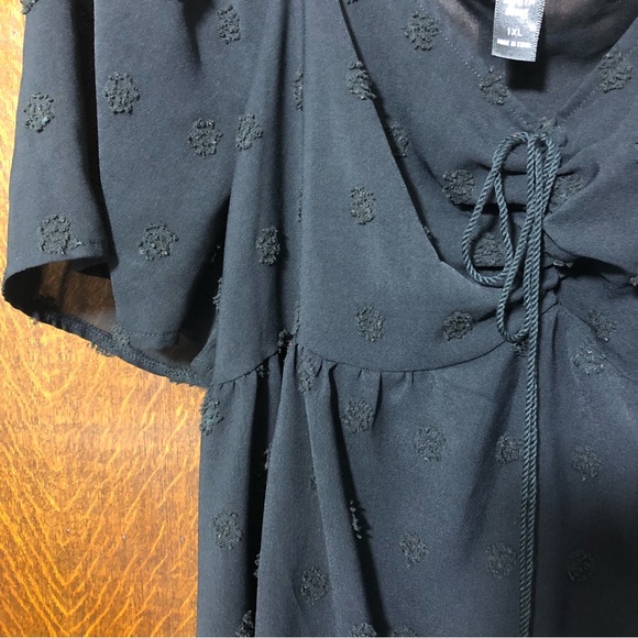 SHEIN CURVE Top 1XL Black Tufted - Picture 4 of 10